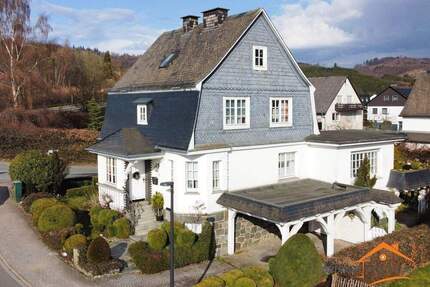 Olsberg: Großzügiges Einfamilienhaus Carport, Loggia und Garten