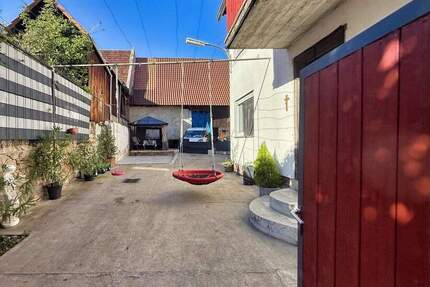 Gepflegtes Einfamilienhaus mit frischen Böden, Scheune und vielseitigem Hof - Steinweiler