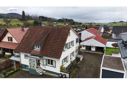 Wohnhaus mit zwei Wohneinheiten & vielseitigem Werkstattgebäude in Hasel