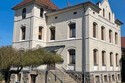 RepräsentativesMehrfamilienhaus mit Nebengebäude und Gartenanlage - Malchin