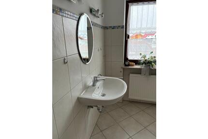 Mietwohnung, 3 Zimmer, Küche, Bad, Erdgeschoss mit kl. Garten - Bad Birnbach Asenham