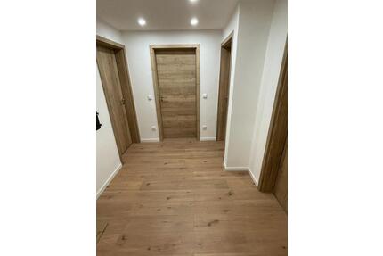 Vollständig renovierte Wohnung mit zwei Zimmern und Balkon in Sch - Schwandorf