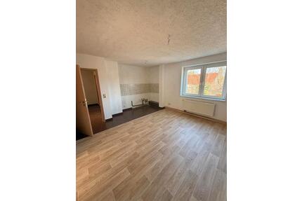 Schöne, helle 2- Zimmer Wohnung, zentral gelegen - Burg