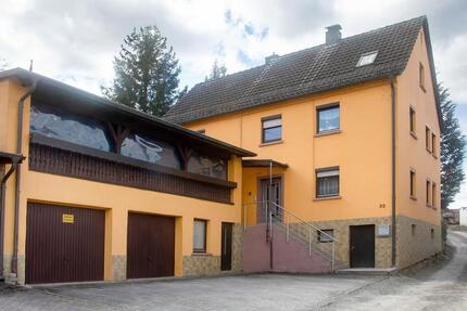 Großzügiges Zweifamilienhaus mit Garten, Terrasse und Garage - Gemünden am Main