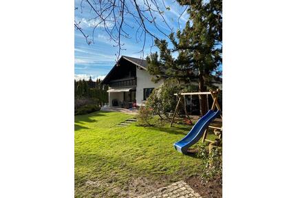 Außergewöhnliches Einfamilienhaus mit riesigem Garten in Boos