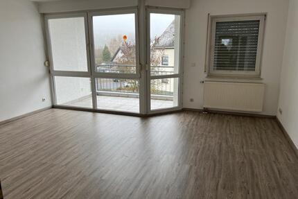 Schöne 2-Zimmer-Eigentumswohnung mit Balkon, Garage & Stellplatz - Burbach