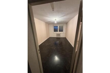 3 Zimmer Wohnung mit Balkon und Stellplatz und Fahrstuhl - Berlin Reinickendorf