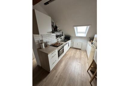 Charmante Dachgeschosswohnung mit Balkon in Münster (Hessen)