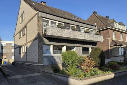 Wohn- und Geschäftshaus mit drei Garagen - Grefrath