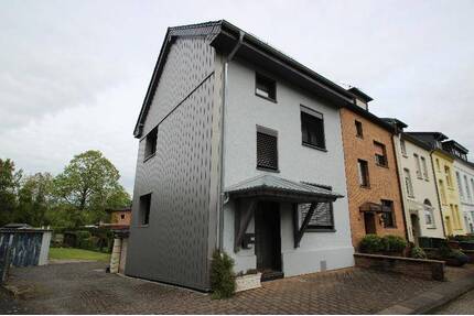 Kernsaniertes Zweifamilienhaus 3 separate Wohneinheiten gehobene Ausstattung schöner Garten - Hennef