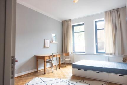 Hochwertig sanierte 2-Zimmer-Wohnung mit Wintergarten - Kiel Schreventeich