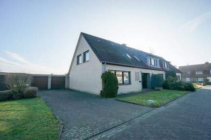 Bedburg-Hau: Zweifamilienhaus mit viel Potential und Bauland