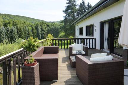 AUMÜLLER-Immobilien - Naturnahes Wohnen im modernen Bungalow mit prunkvollem Gästehaus - Schlüchtern Ahlersbach