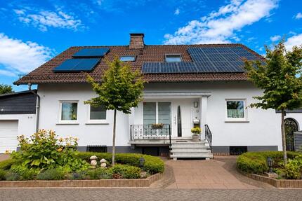 Von Privat - Großes Haus mit Garten, PV und Einliegerpotenzial - Elkenroth