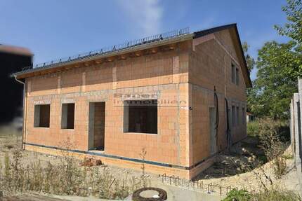 Mehrfamilienhaus mit Gewerbeeinheit in Gaimersheim zu verkaufen.