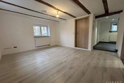 Kernsanierte 2 Zimmer-Wohnung mit neuer Küche und Stellplatz - Niederwerrn