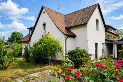 Einfamilienhaus mit Potenzial auf schönem Grundstück in Wendelstein-Röthenbach bei St. Wolfgang