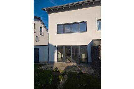 Großes DHH zu Vermieten - 1.800,00&nbsp;EUR Kaltmiete, ca.&nbsp; 140,00&nbsp;m&sup2; in Memmingen (PLZ: 87700)