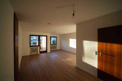 Neu renovierte 3 Zi-Wohnung mit Balkon - Stadtbergen