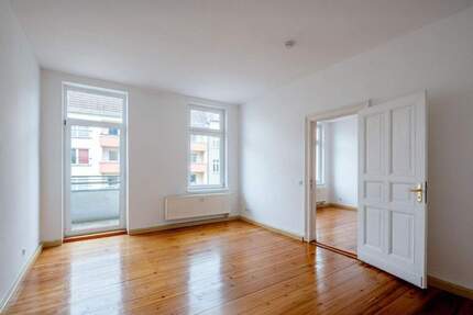 Helle 2-Zimmer-Altbauwohnung mit Balkon in der Nähe zum Boxhagener Platz - Berlin-Friedrichshain