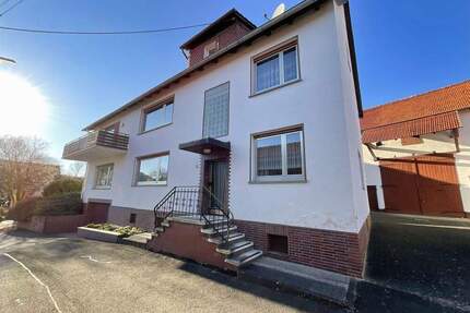 Wohnhaus mit Nebengebäuden und Baugrundstück in Wehretal-Oetmannshausen