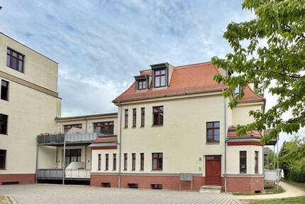 Markante 2,5-Zimmer-Wohnung mit Balkon, Einbauküche und Stellplatz in ruhiger Lage - Dresden Niedersedlitz
