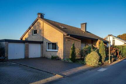 Exklusives Wohnen am Fuße des Teutoburger Waldes: Großzügiges Einfamilienhaus mit viel Wohn- und Nutzfläche in Toplage von Steinhagen