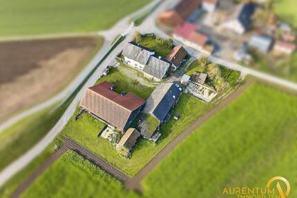 Dreiseithof in Alleinlage mit traumhaftem Ausblick-Anwesen mit großem Grundstück und Ausbaupotenzial - Irlbach Entau