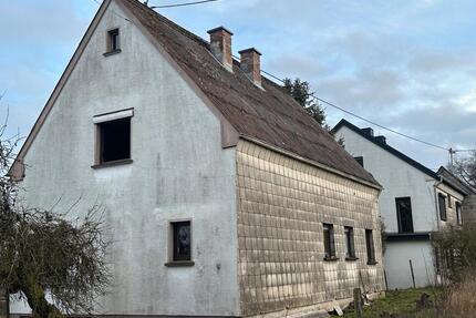 Kleines, freistehendes Einfamilienhaus mit Garage in Kolverath - Uersfeld
