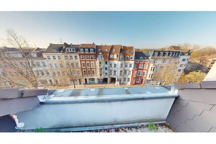 Aachen-Westpark: Grundsolide, langfristig vermietete 2-Zi.-Whg. mit Stellplatz, Loggia + Einbauküche