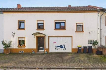 Reihenmittelhaus mit Terrasse, Garage und weiteren Parkmöglichkeiten vor dem Haus in ruhiger Lage. - Merzig / Brotdorf