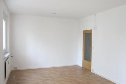 3-Raum-Wohnung mit Balkon - 469,00&nbsp;EUR Kaltmiete, ca.&nbsp; 68,96&nbsp;m&sup2; in Crimmitschau (PLZ: 08451)