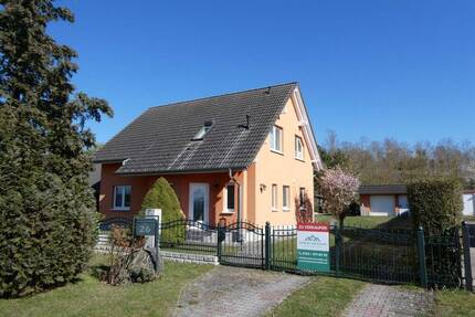 Sehr schönes bezugsfertiges Einfamilienhaus mit Kamin, Photovoltaik, Überdachte Terrasse – Doppelgarage mit Werkstatt, Pool, Pavillon - Podelzig