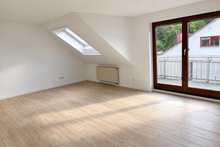 Helle 3,5-Zimmer-DG-Wohnung mit Balkon, EBK, Garage & Stellplatz - Sulz am Neckar