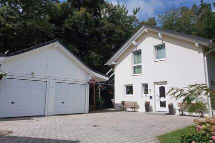 In GRÜNER und RUHIGER Lage -- Modernes EINFAMILIENHAUS mit 2 GARAGEN - Waldkraiburg