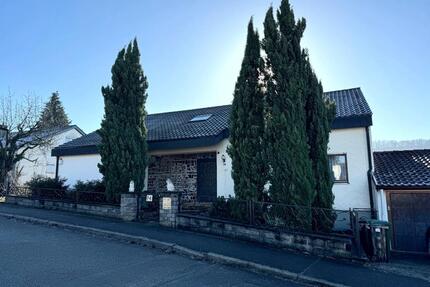 Einfamilienwohnhaus mit 300 m2 Wohnfläche und traumhaftem Garten - Oberstenfeld