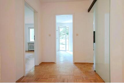Gepflegte 2-Zimmer-Erdgeschosswohnung mit Einbauküche, Terrasse, Gartenzugang & Tiefgarage - München