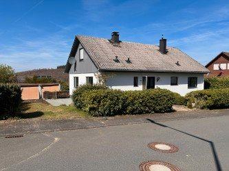 Einfamilienhaus mit Einliegerwohnung & 2 Garagen - Netphen