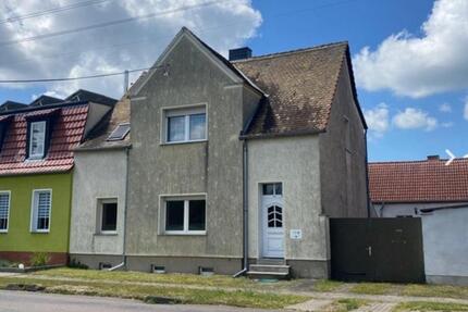 Mehrfamilienhaus in Meinsdorf (Dessau-Roßlau), Garten, Garage