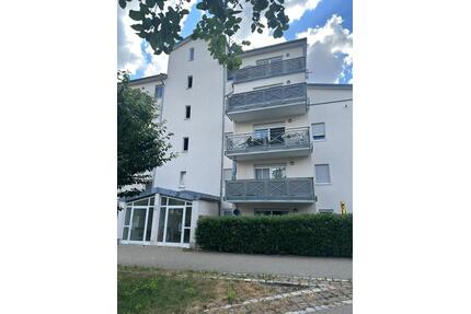 Gepflegte 3 Zimmer Wohnung in Leonberg ( mit 2 TG Stellplätze)