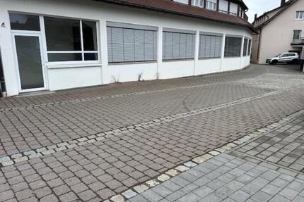 Helle ebenerdige Halle mit Büro zentral in Welzheim