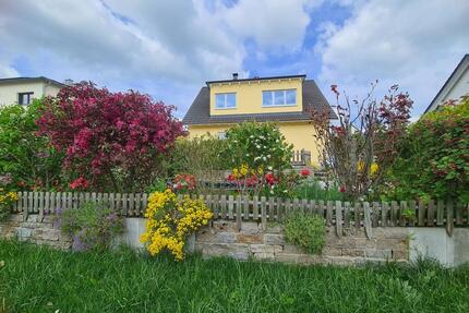 Einfamilienhaus mit Einliegerwohnung, Doppelgarage, Traumgarten - Großrinderfeld