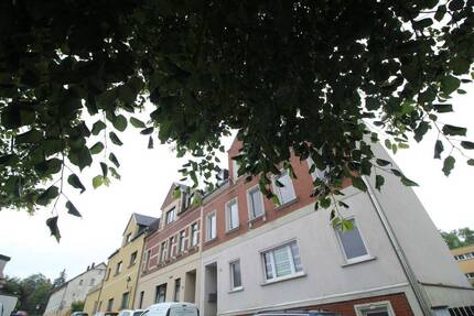 Schöne 4-Raumwohnung im 1.Obergeschoss mit Stellplatz, Garage und Einbauküche! - Hohenstein-Ernstthal