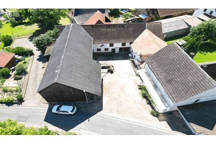 Dreiseitenhof, ehemalige Pferdezucht mit neun Boxen und gr. ScheuneHeuböden, WohnhausDoppel-Garage - Lützelbach Rimhorn