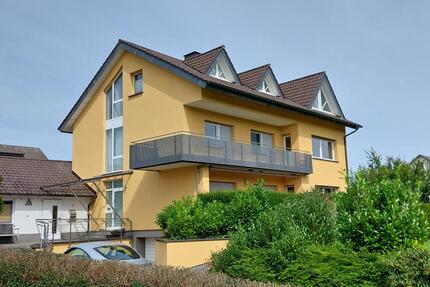 Einfamilienhaus Zweifamilienhaus freistehend, mit Garagen - Burgwald