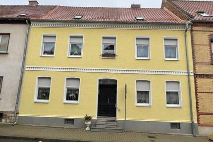 Reihen-Stadthaus in Aschersleben als Wohnobjekt mit möglichem Gewerbeanteil oder als 2-Generationen-Haus
