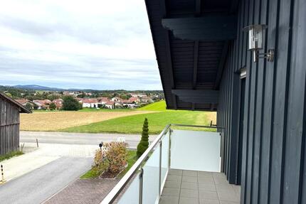 4-Zimmer-Wohnung im 1. Stock mit Balkon & 2 Stellplätzen - Schöllnach