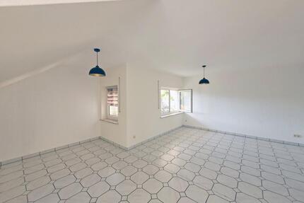 GEMÜTLICH!!! Herrliche 3- Zimmer-Dachgeschosswohnung mit Einbauküche und Fußbodenheizung - Neuenstein