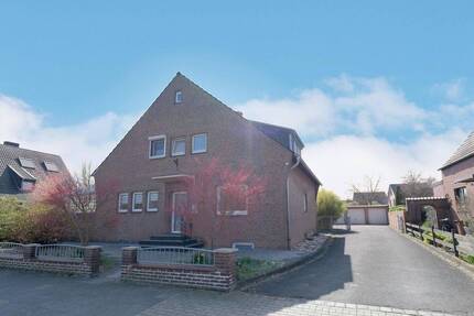 Wohnen und Vermieten vereint - gepflegtes Zweifamilienhaus mit Garten und Garagen in Bestlage von Alt-Willich