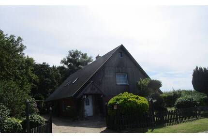Belum bei Nordseebad Otterndorf Ein - Zweifamilienhaus mit Nebengebäude sowie Carport und kleiem Waldgrundstück.